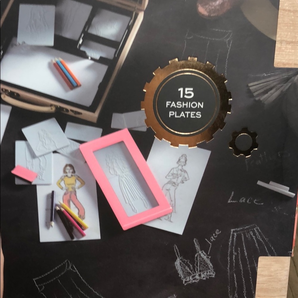 FAO Schwartz Fashion Design Activity Set - Picture 3 of 5
